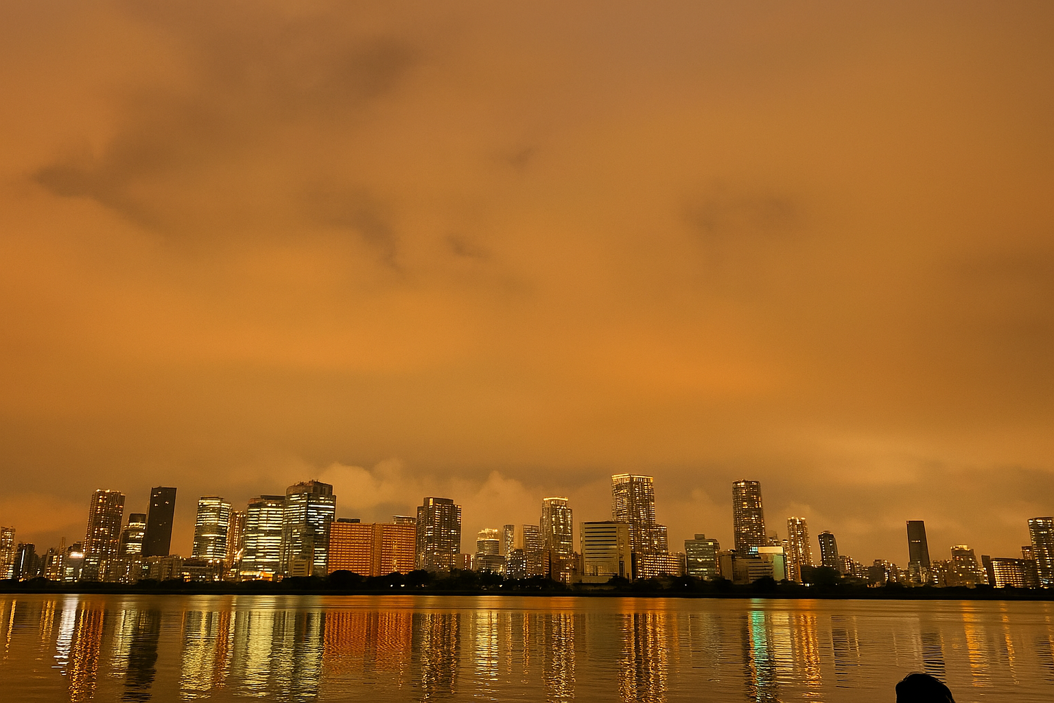 雨上がりの淀川に映る梅田の夜景｜なにわ淀川花火大会2025