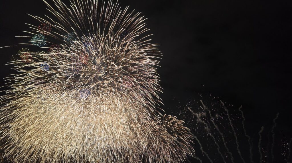 なにわ淀川花火大会2025 雨が降る前の一瞬をそのままに