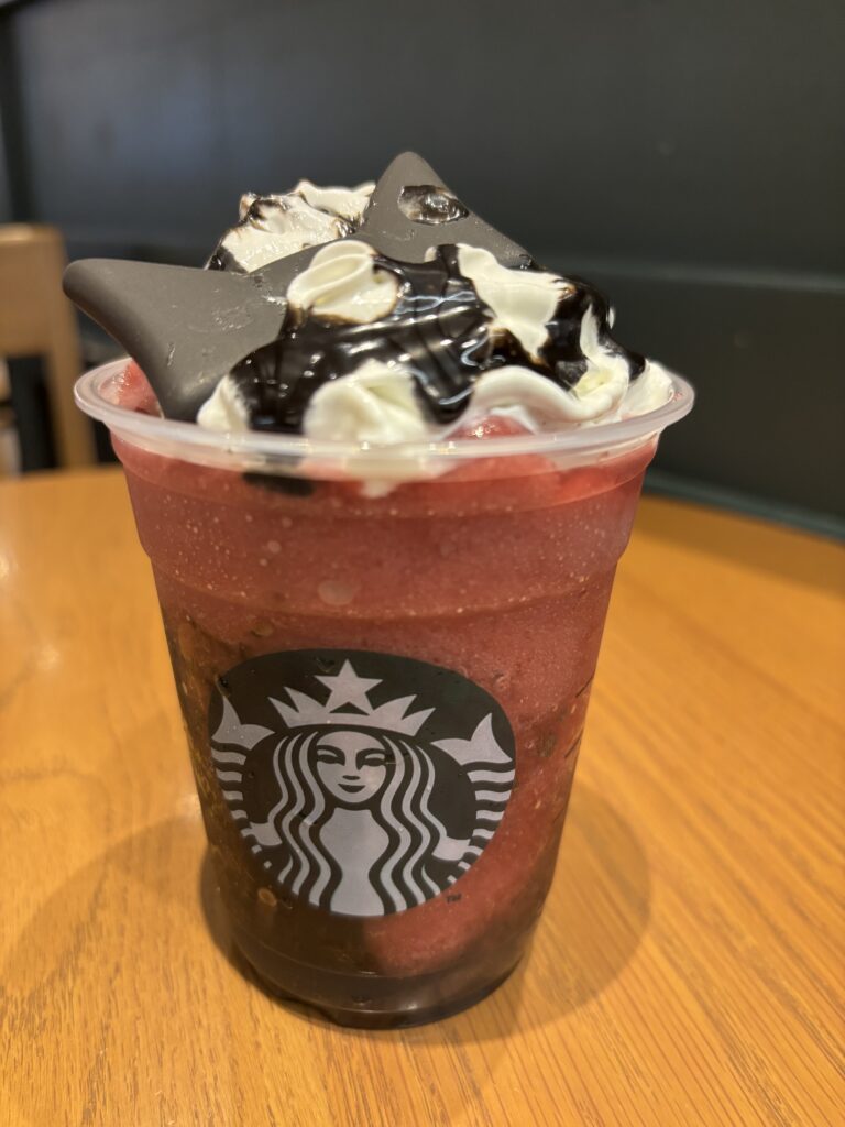 スターバックスのハロウィン限定 黒猫フラペチーノ。猫耳チョコとベリーがかわいい秋の限定フラペチーノ。
