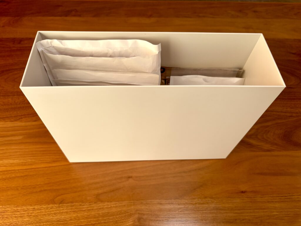 無印良品のA4ファイルボックスに処方薬の袋を立てて収納している様子。薬の袋が混ざらず取り出しやすい。