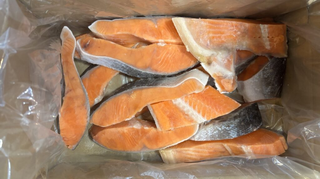 千葉県銚子市のふるさと納税返礼品「訳あり 厚切り銀鮭2kg」の実物写真