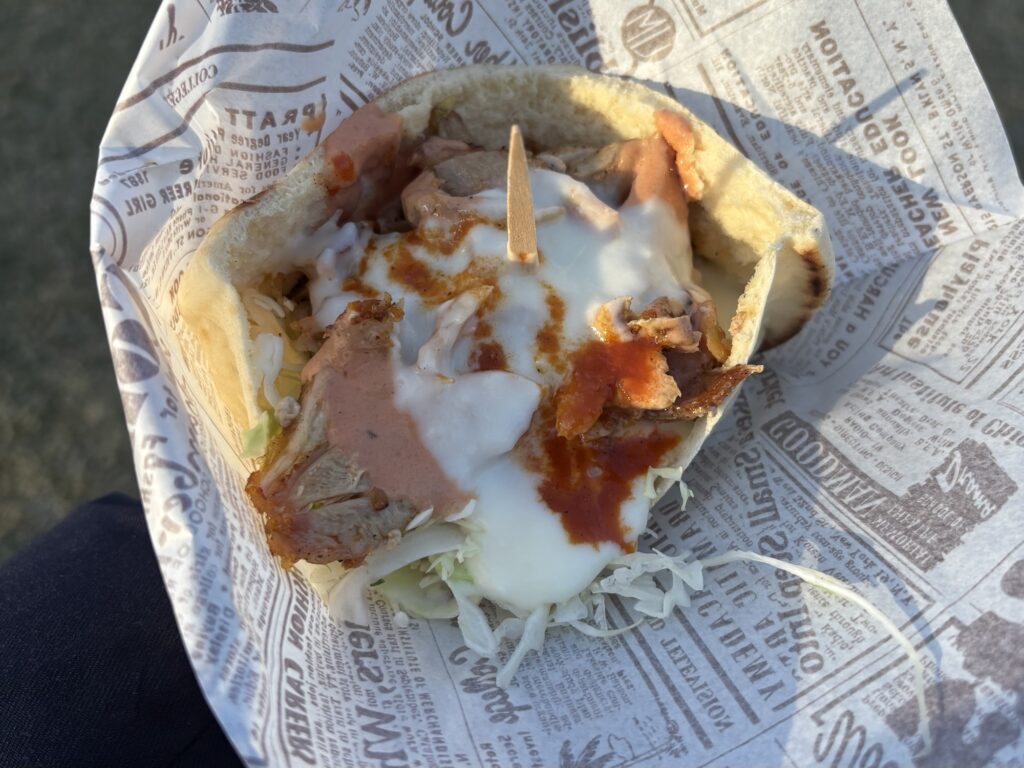 チーズEXPOで購入したソースたっぷりのケバブサンドの写真