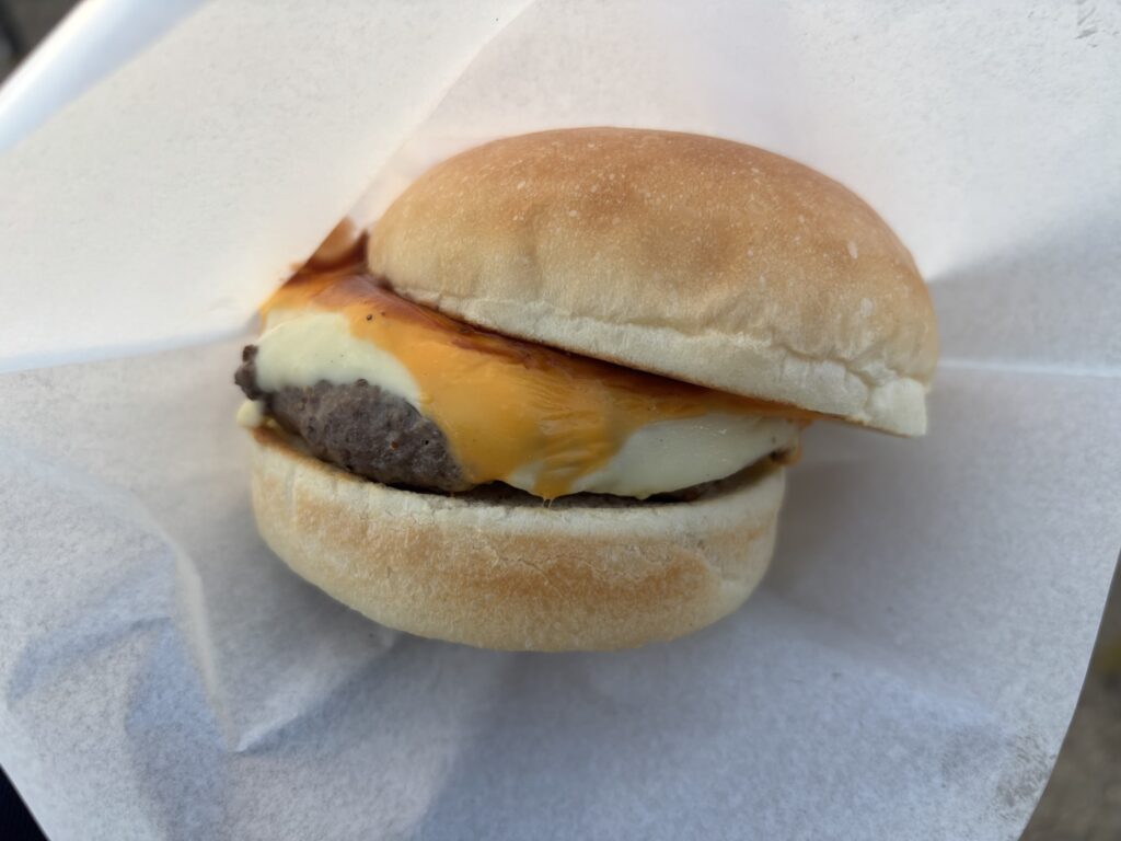 チーズEXPOの濃厚チーズバーガーの写真