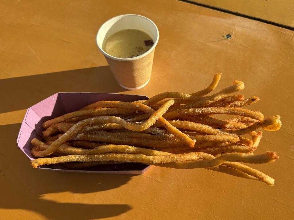 チーズEXPOで購入した超ロングポテトとポタージュスープの写真