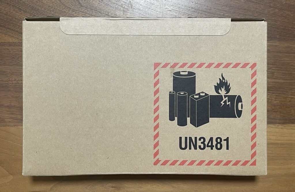 海外から届いたiPhoneの配送用外箱