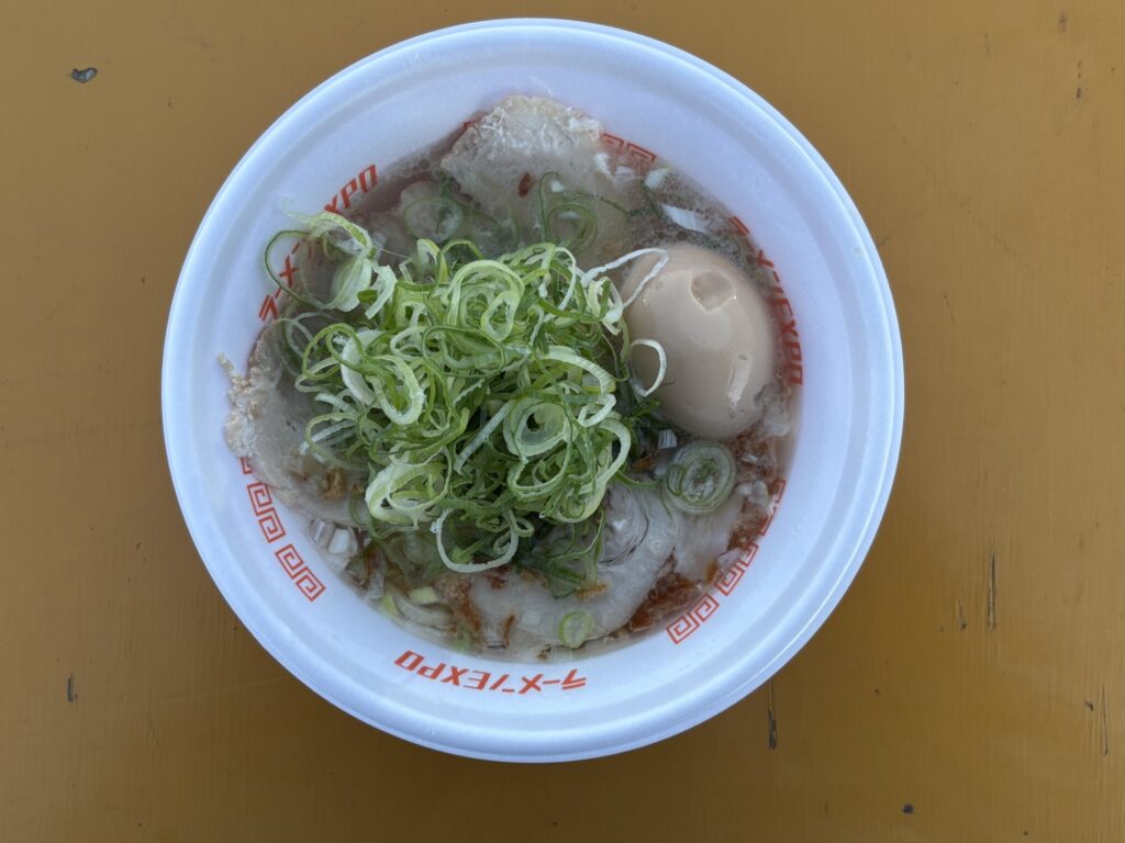 ラーメンエキスポで提供された、青ねぎがたっぷり載ったラーメンの写真。