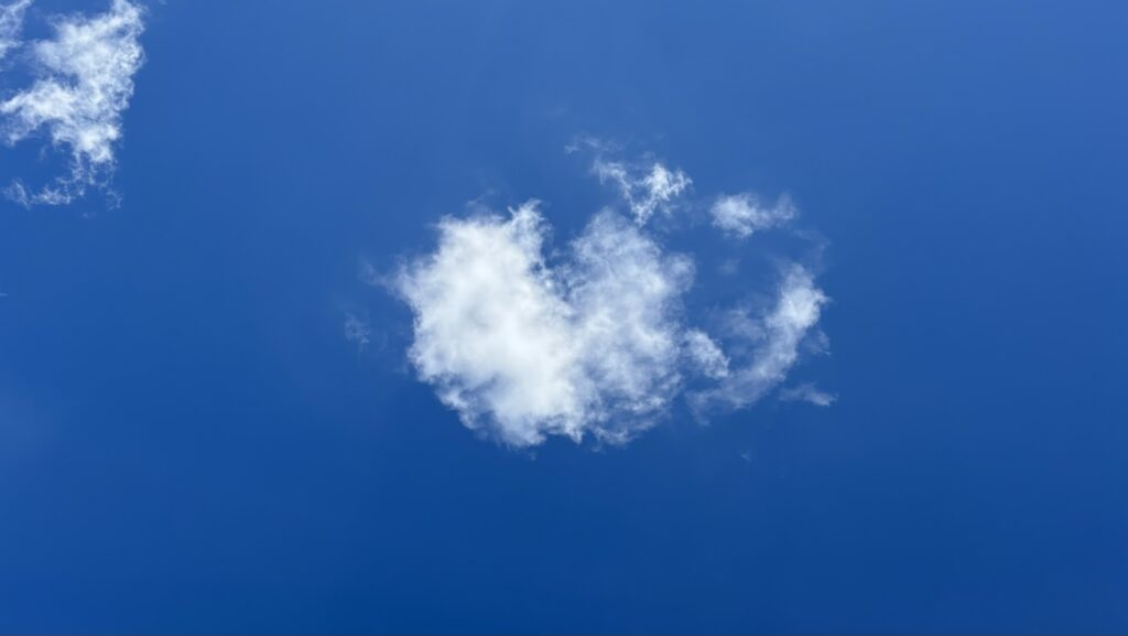 朝の自然光に照らされた空の写真