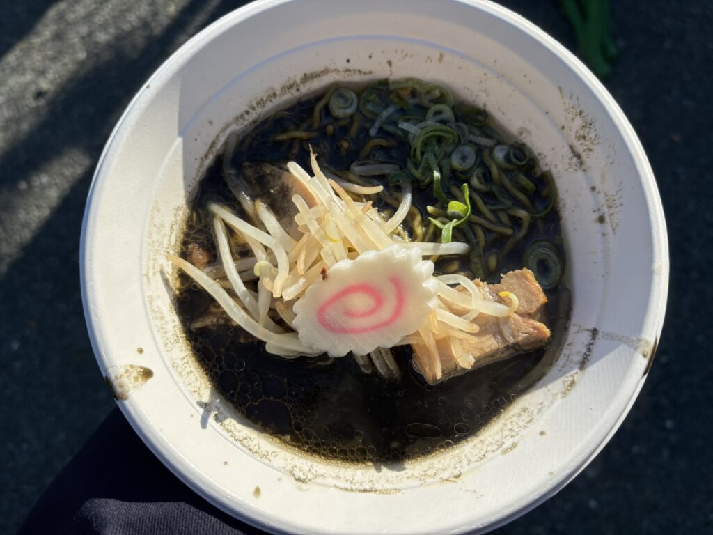 ラーメンEXPO第3幕で食べた厚切りチャーシューと炙り角煮の濃厚黒味噌らーめん