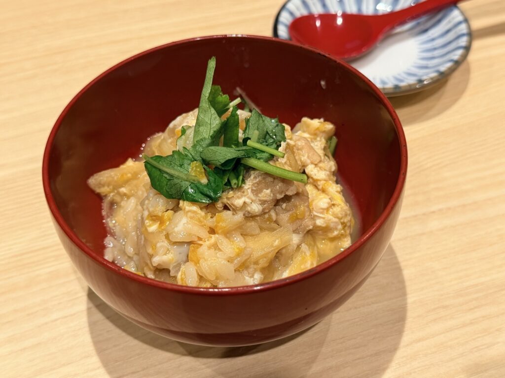花座の和風アフタヌーンティーの締めに提供される親子丼
