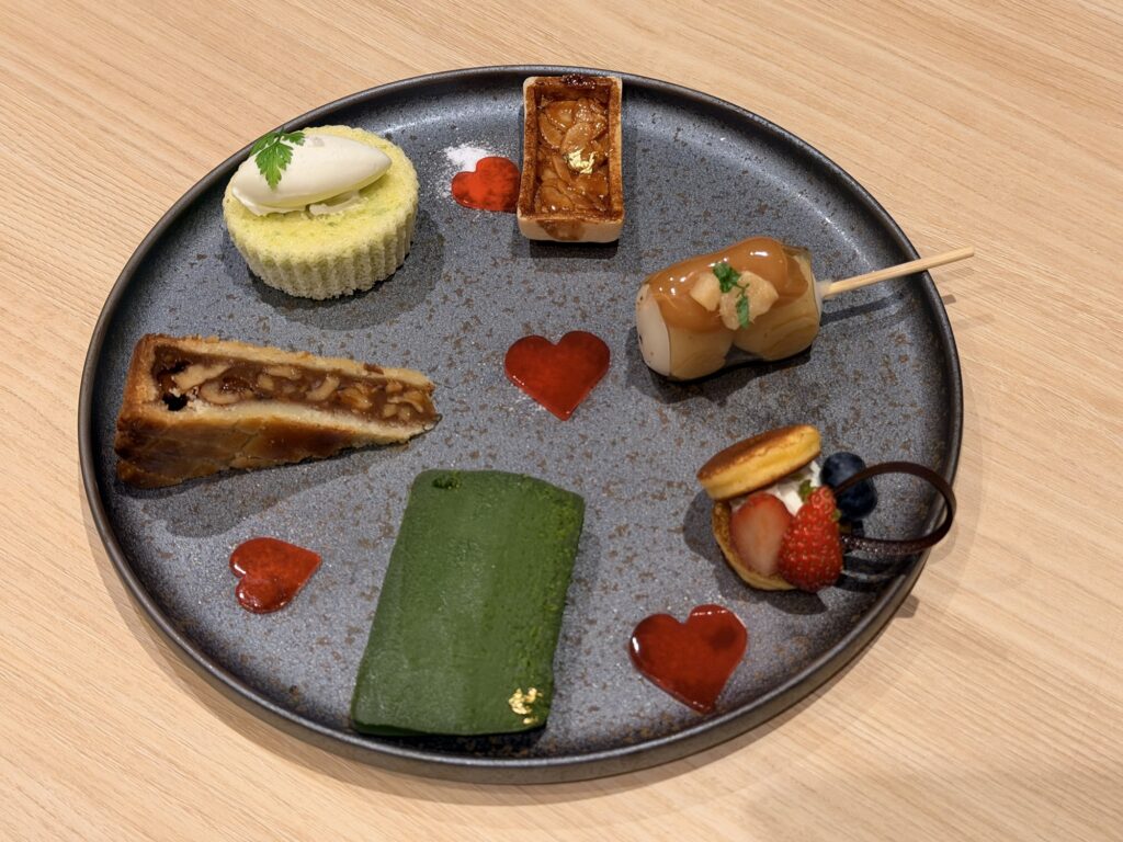 花座の和風アフタヌーンティー1段目と3段目に並ぶスイーツ