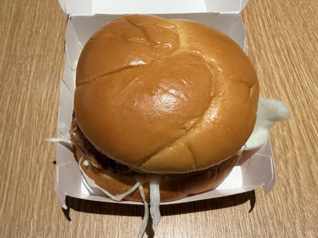 チキンタツタのバンズとキャベツの実物写真