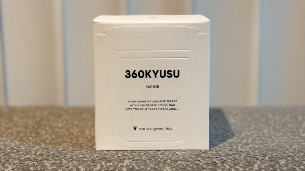 ナナズグリーンティーの360KYUSUと湯呑みを並べた様子