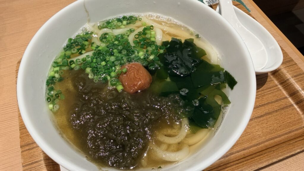 ナナズグリーンティーで食べたうどんをイメージした食事風景