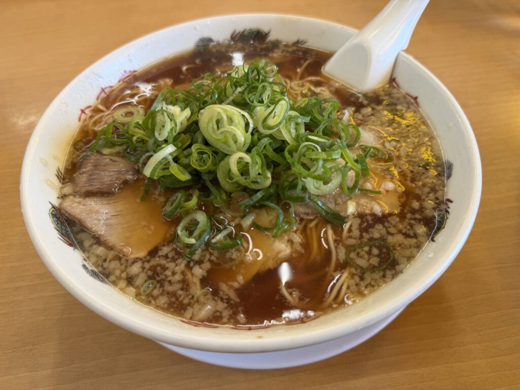 来来亭のネギがたっぷりのった背脂醤油ラーメン