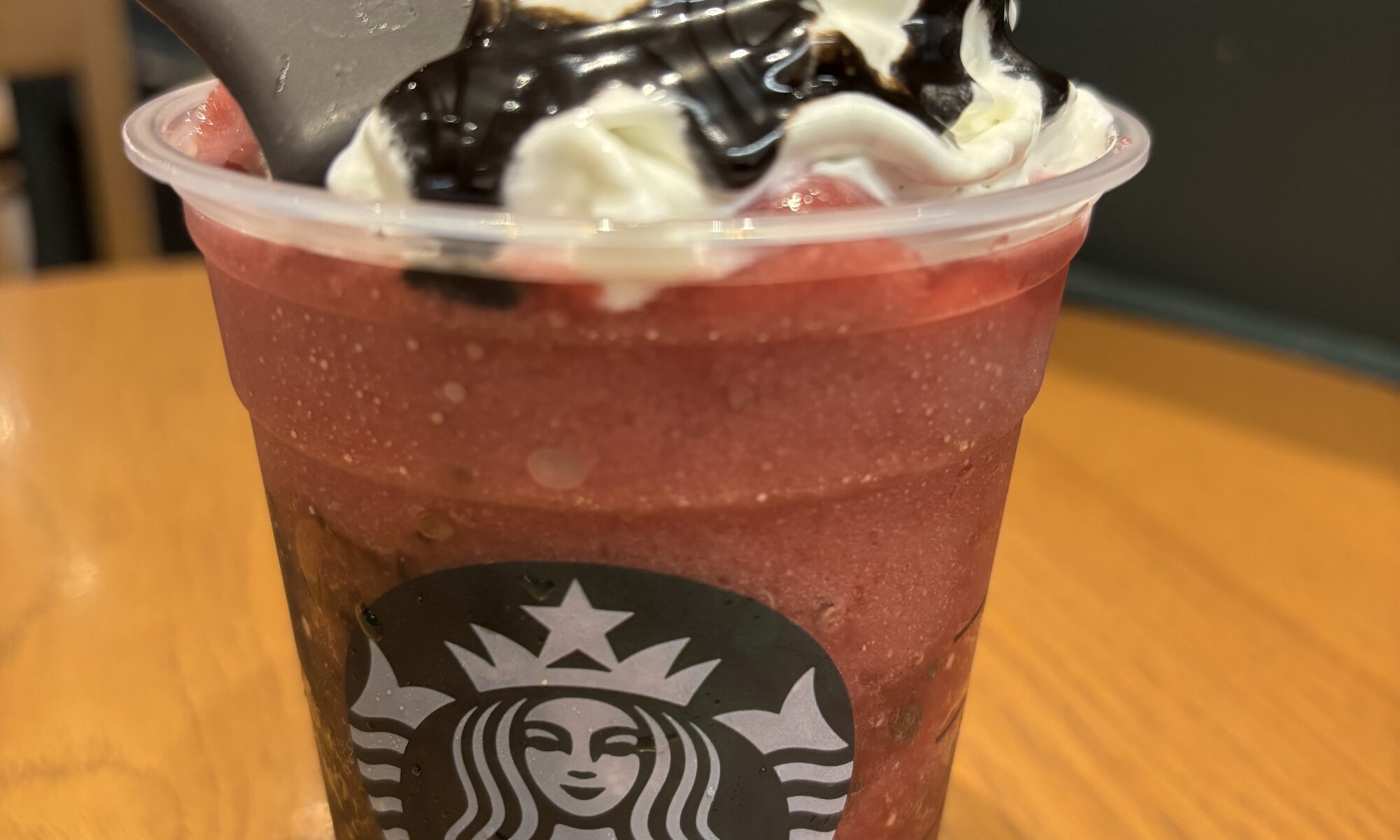 スターバックスのハロウィン限定 黒猫フラペチーノ。猫耳チョコとベリーがかわいい秋の限定フラペチーノ。