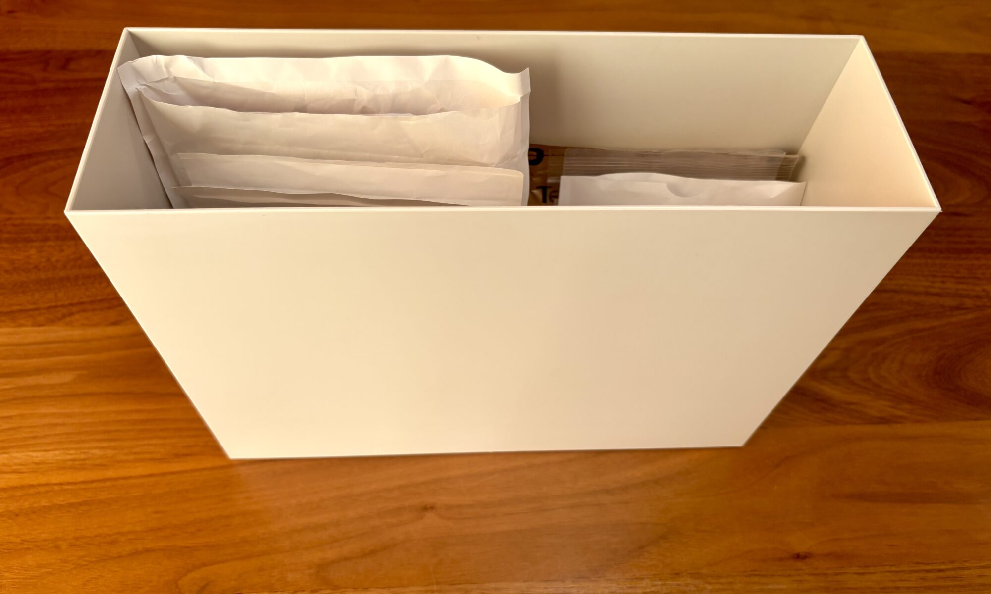 無印良品のA4ファイルボックスに処方薬の袋を立てて収納している様子。薬の袋が混ざらず取り出しやすい。