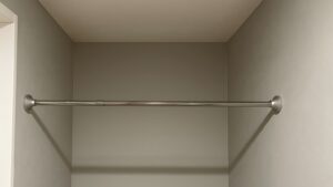 洗濯機上に設置したToBeGreat突っ張り棒の写真