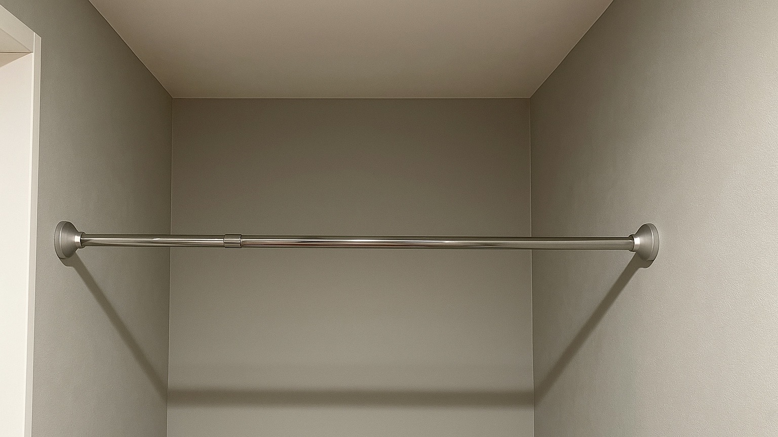 洗濯機上に設置したToBeGreat突っ張り棒の写真