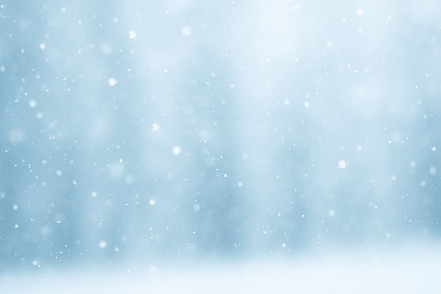 静かにふわっと雪が舞っている冬の朝の情景