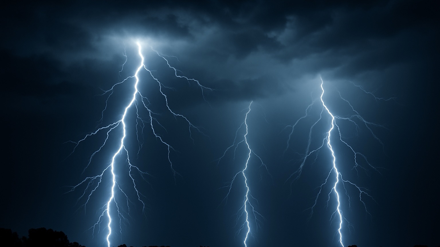 夜空に落ちる大きな稲妻の写真。暗い雲と青白い光が瞬いている様子。