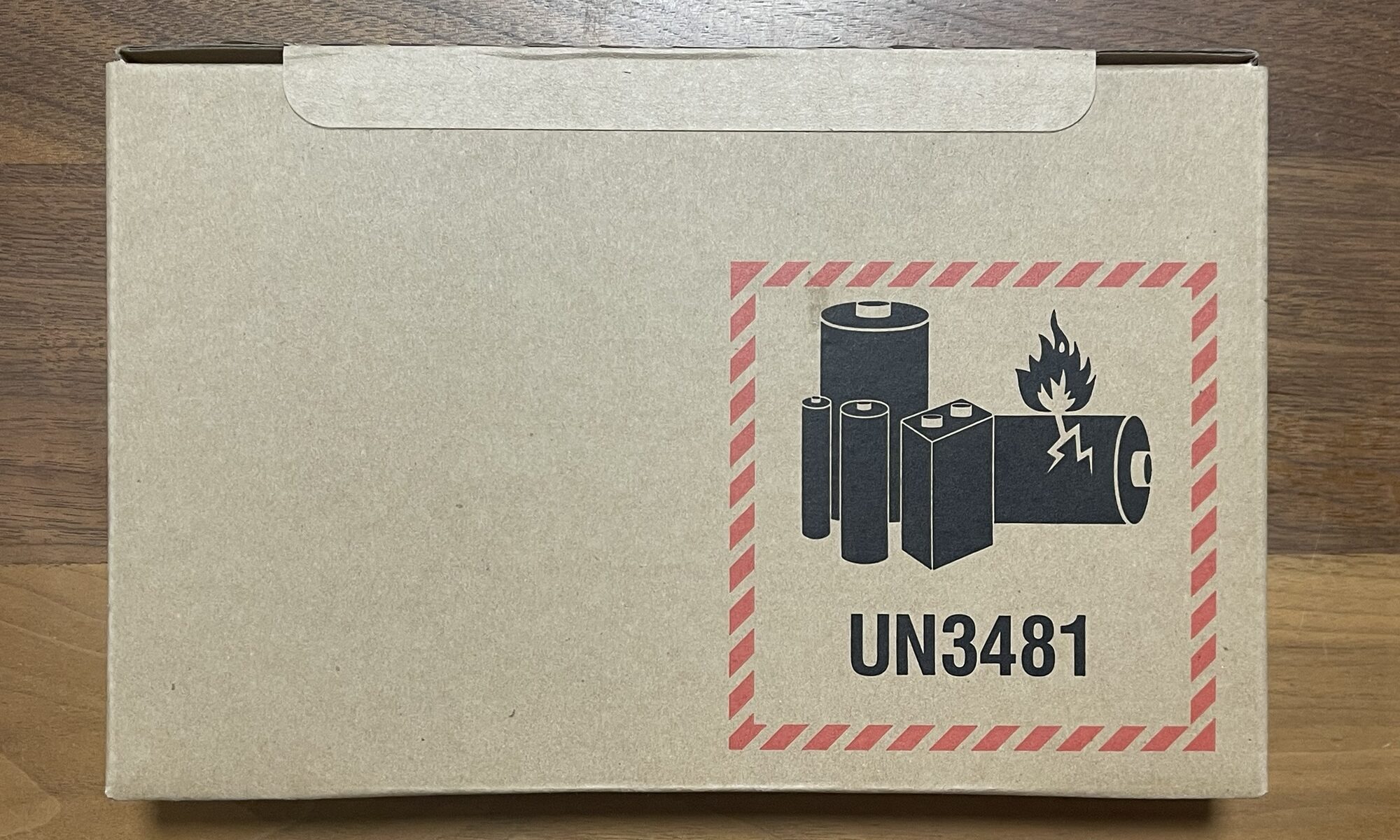 海外から届いたiPhoneの配送用外箱