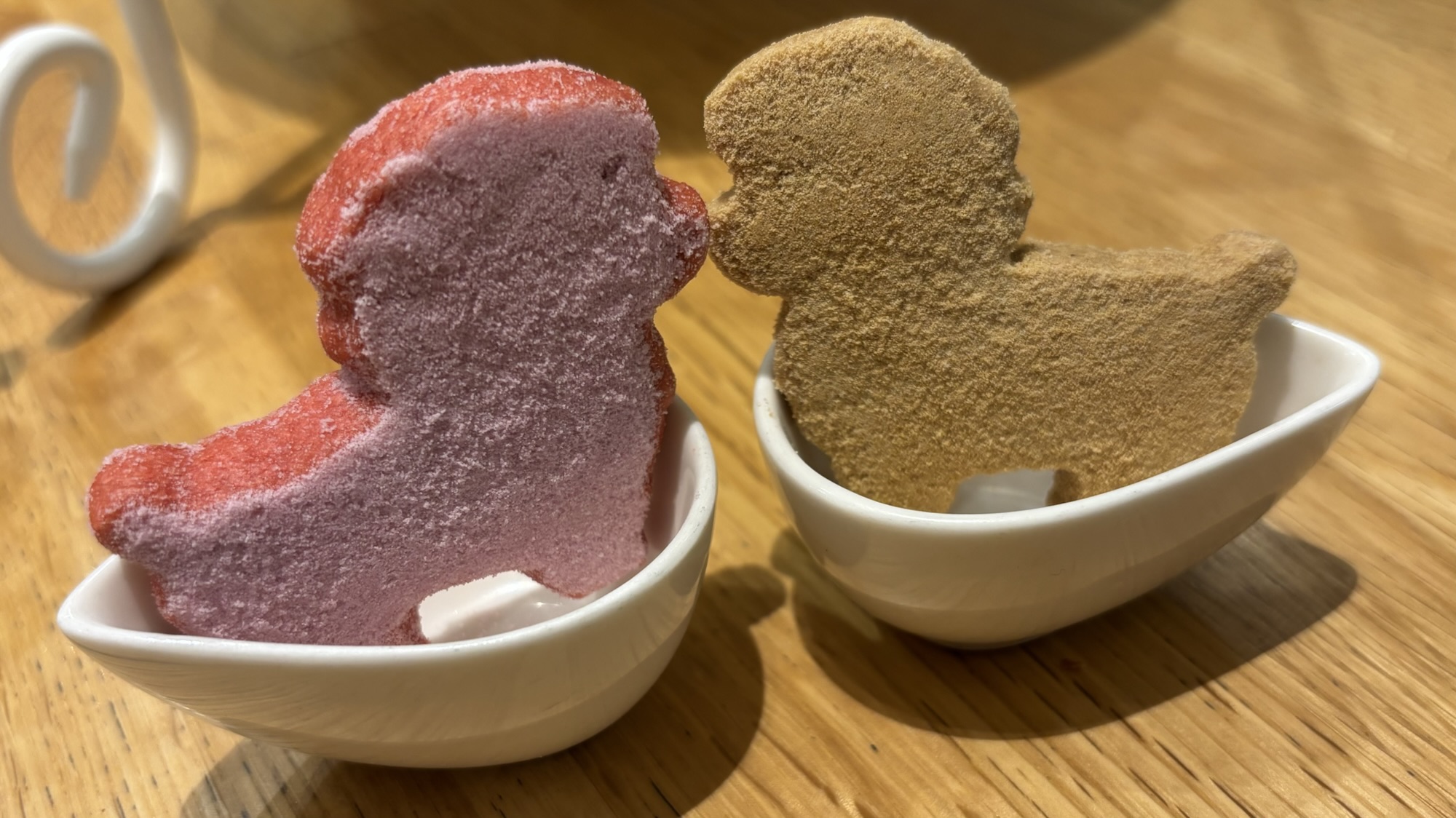 Cocarde(コカルド)の子犬型ポルボロン2種類が寄り添う可愛いスイーツ写真