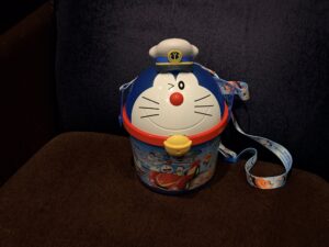 映画ドラえもん2026「新・のび太の海底鬼岩城」ポップコーンBOX（ウインク顔・ストラップ付き）