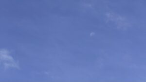 6月の青空に薄い雲と昼間の月が浮かぶ月曜日の朝
